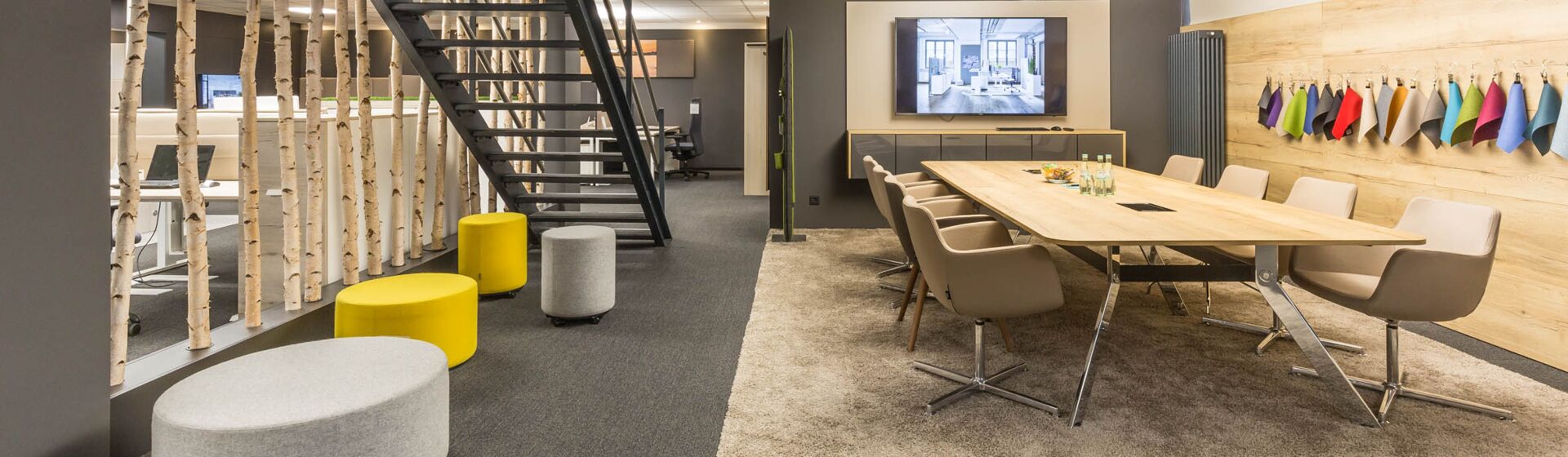 Meetingzone mit Stoffmustern