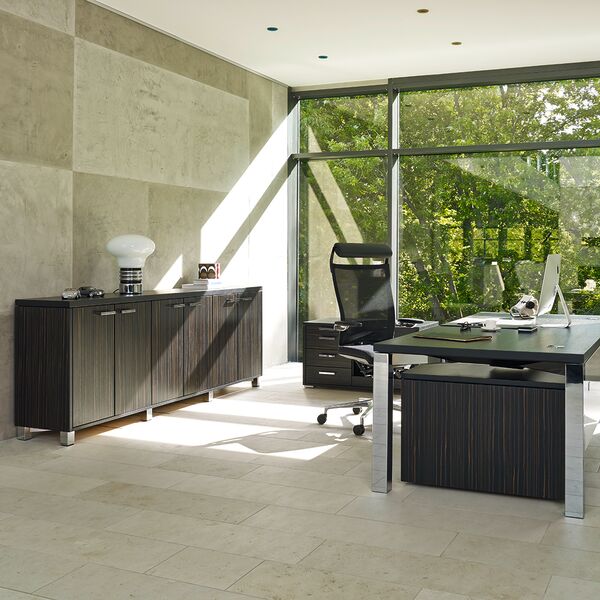 Chefzimmer in dunklem Holz - Schreibtisch, Chefsessel und Sideboard