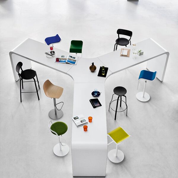 Hochtisch mit Hockern für Bürokommunikation