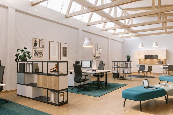 Wohnliches Open Space Büro mit Schränken, Arbeitsplätzen und Büroküche