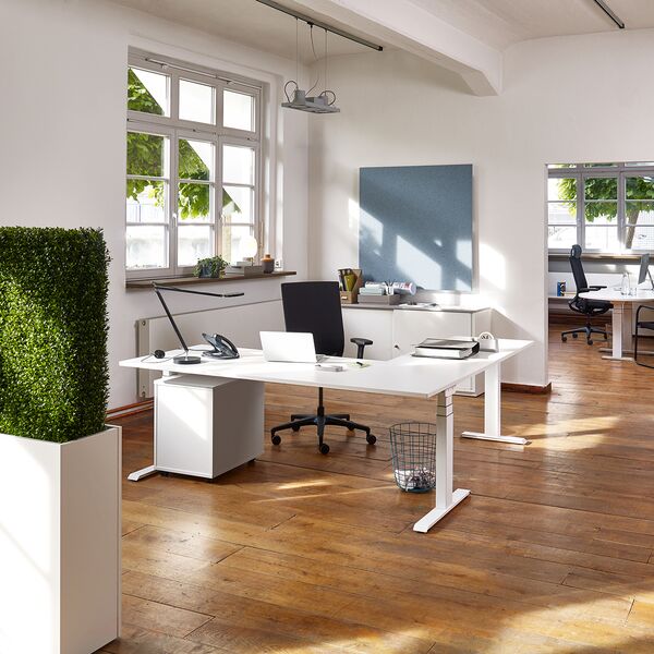 Arbeitsplatz mit Schreibtisch Drehstuhl