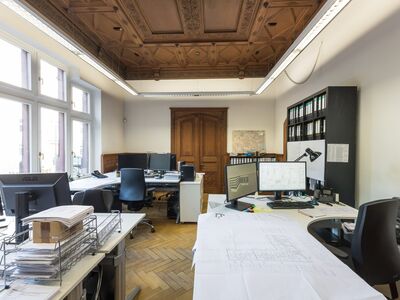 Mehrpersonenbüro mit Büroschrank und Drehstühlen a m Architekten