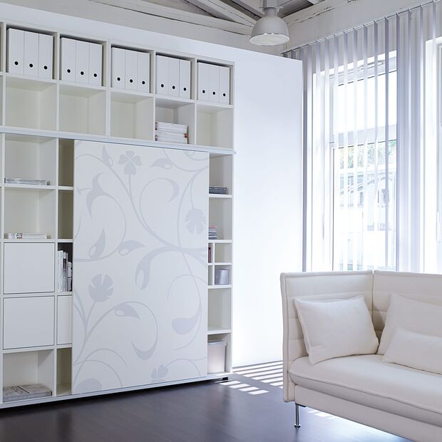 Weißer Büroschrank mit Blumen