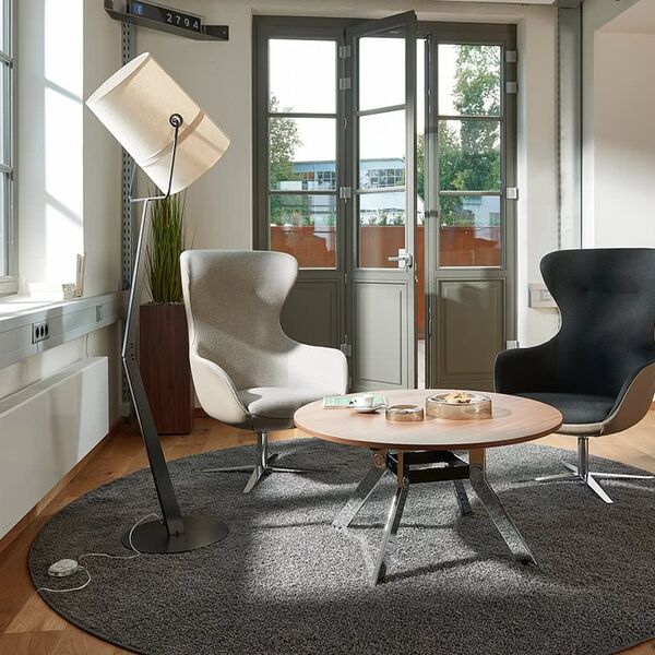 Ohrensessel im Büro in blau mit Tisch und Lampe