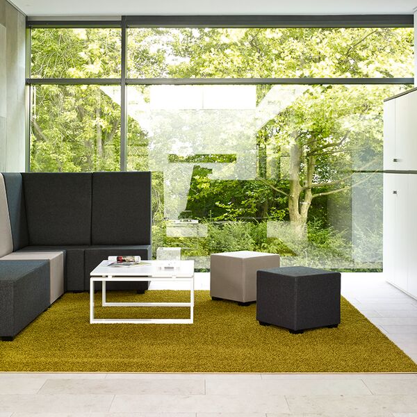 Wartezimmer mit Lounge und Garderobe