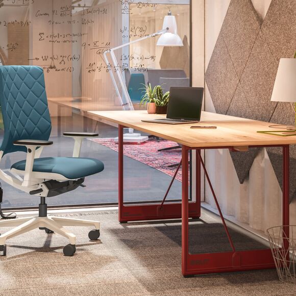 Klöber Arbeitsplatz - Ergonomischer Drehstuhl in blau an stylischem Schreibtisch mit rotem Gestell
