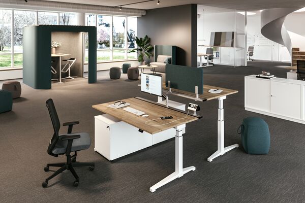 Arbeitsplatz im Büro mit Drehstuhl und Schreibtisch in Holz