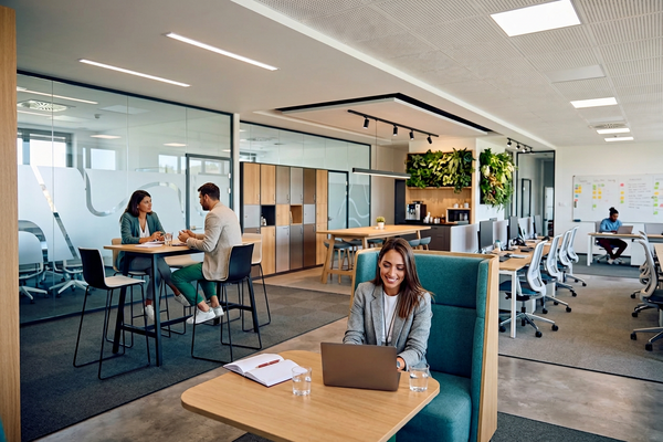 Moderne Büroeinrichtung und Büromöbel für New Work