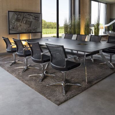 Konferenzeinrichtung mit Konferenztisch und Konferenzstühlen