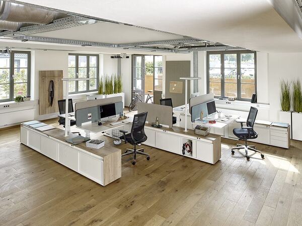 Büroplanung am Kartentisch