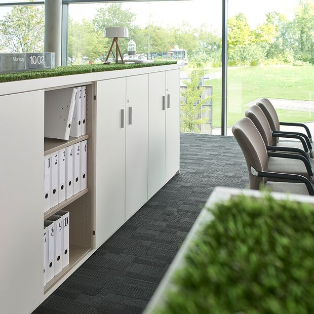 3 OH Büroschrank mit Türen und Gras