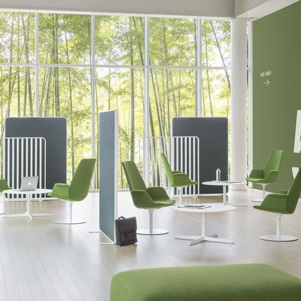 Wartezone mit Loungesesseln