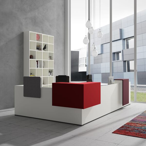 Empfang in weiß mit rot und Aktenschrank