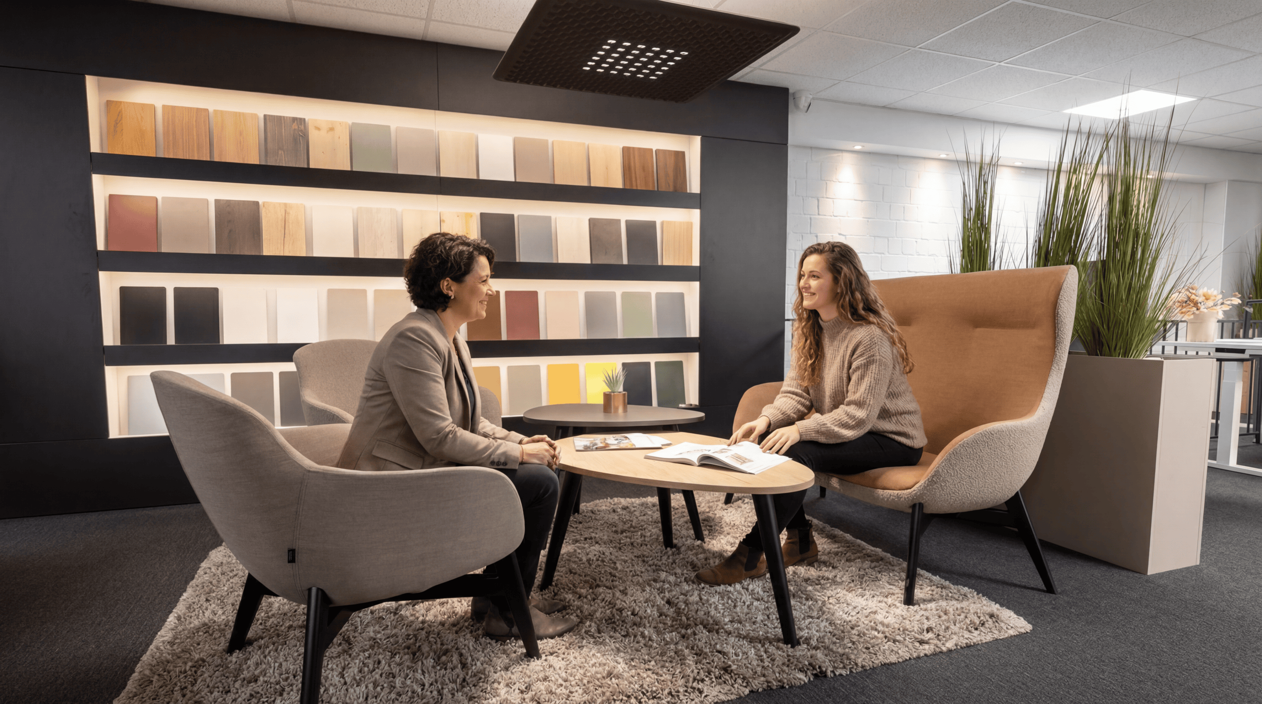 Meeting Zone und ergonomischer Arbeitsplatz mit offenem Sideboard