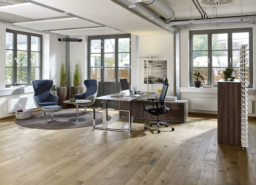 Chefbüro einrichten: hochwertig, modern und stilvoll mit Schreibtisch, Drehstuhl, Sideboard und Lounge zur Besprechung
