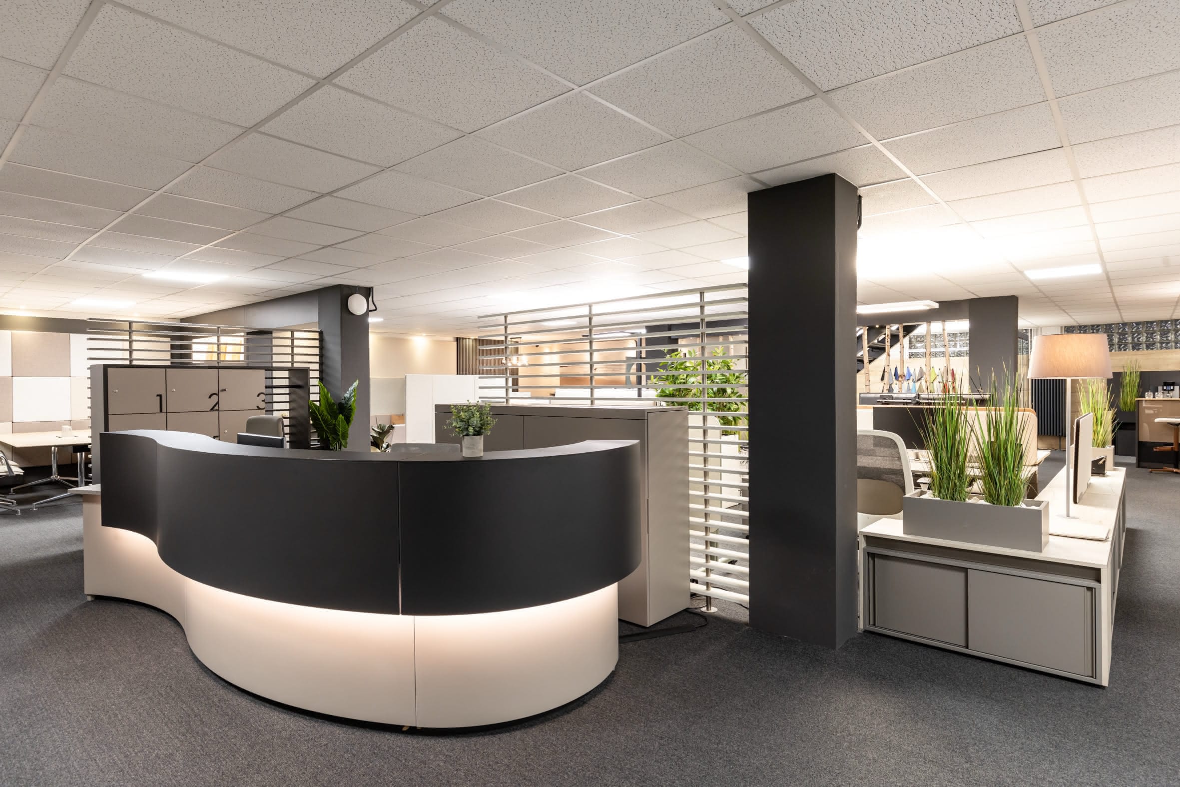 Ergonomischer Arbeitsplatz im Open Space Büro - Büromöbel Ausstellung Köln Ehrenfeld